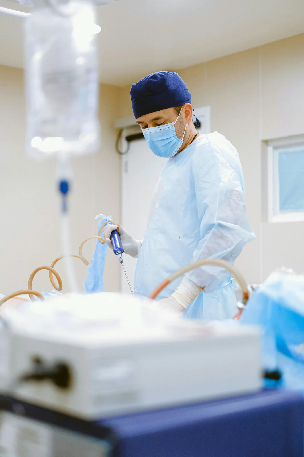 Profesional médico revisando estudio de endoscopia